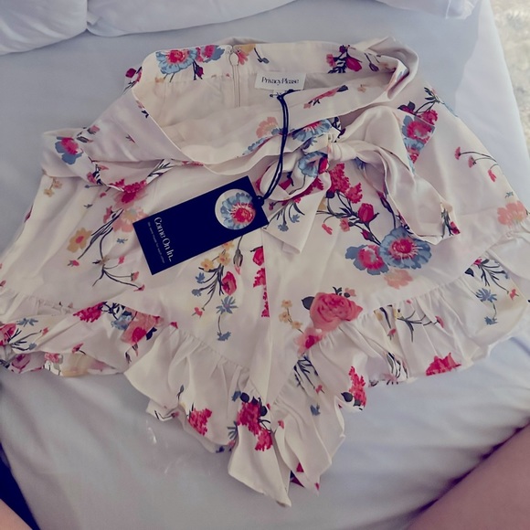 REVOLVE GIOVANNA SHORT IN IVORY HARPER FLORAL - XS - Picture 3 of 4